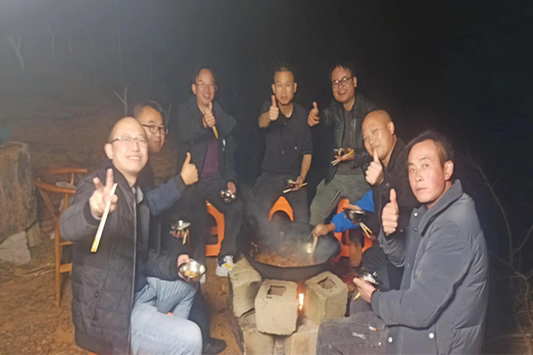 站長(zhǎng)年會(huì)晚宴——香噴噴的柴火雞